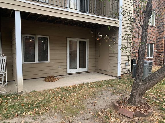 4th image of 301 SE Delaware Ave Unit 105