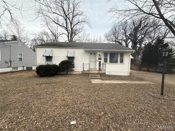 223 Wiegel Dr, Saint Louis, MO 63135