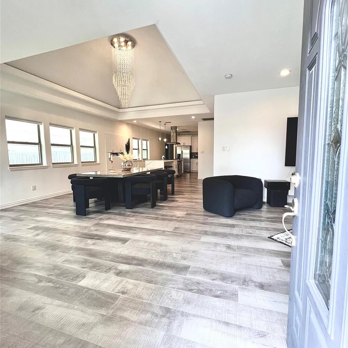 3 bed, 2300 sqft, $4,200 — Photo 3