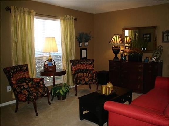 5th image of 4906 Pin Oak Dr