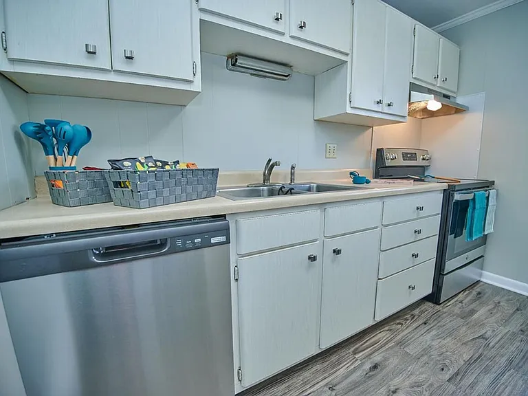 Seven Oaks Apartments — Photo 26