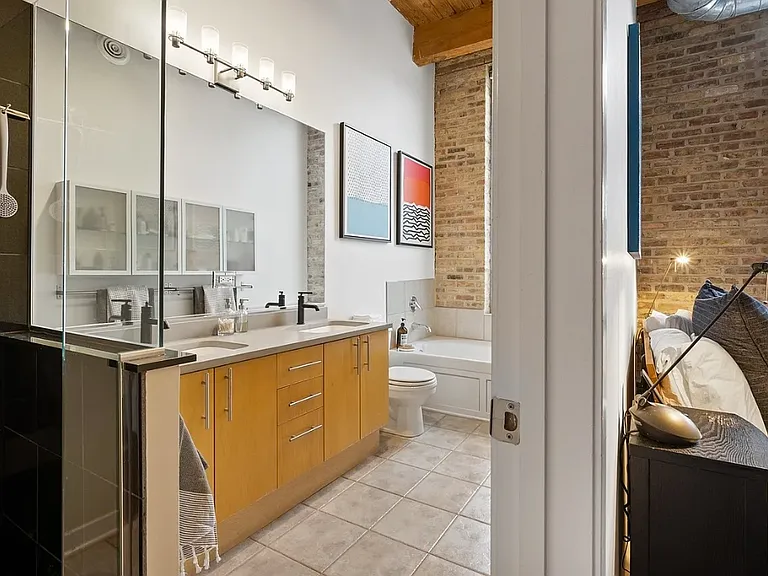 2201 W Wabansia Ave #10 — Photo 17