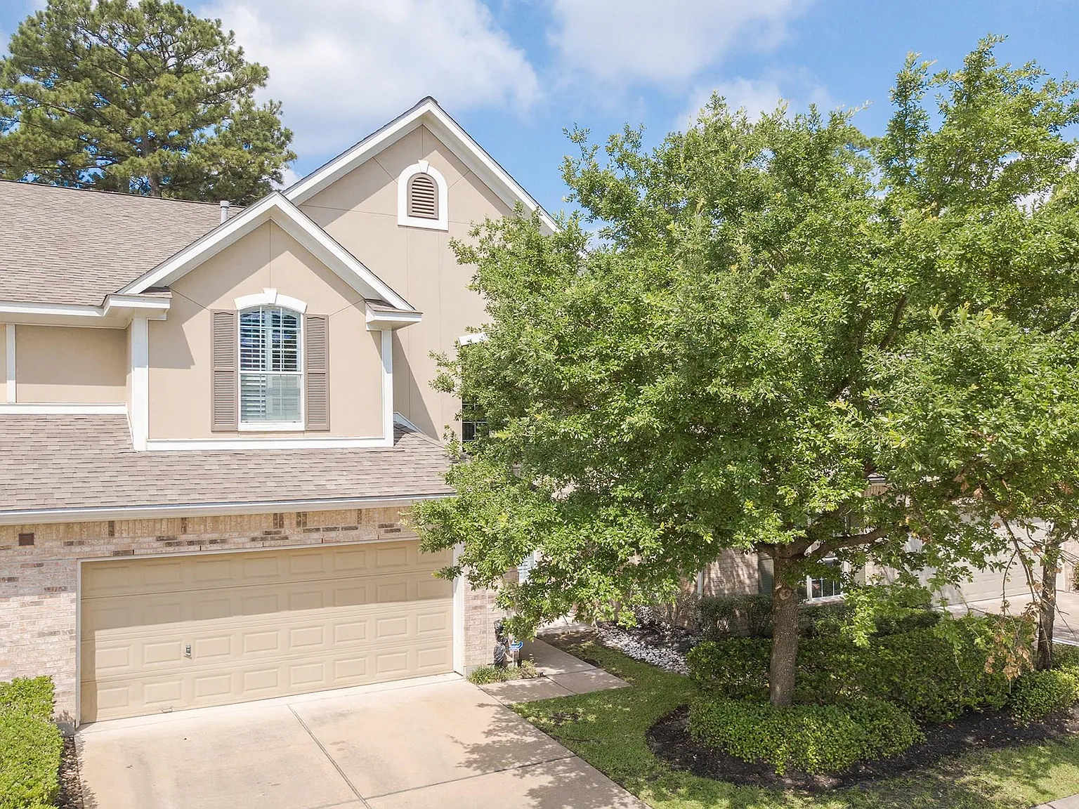 3 bed, 2.5 bath, 2385 sqft, $2,580 — Photo 2