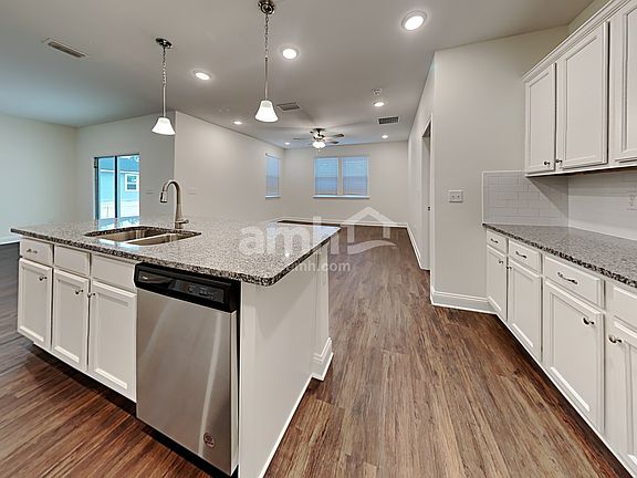 4th image of 190 Banyan Forest Dr