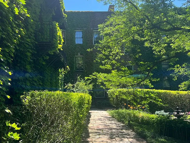 The EB Green Residence — Photo 28