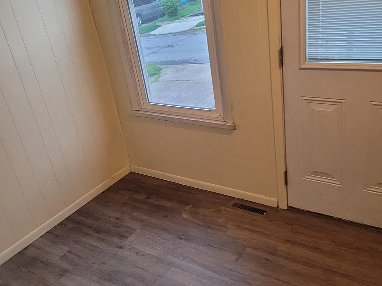 404 Broaddus Ave — Photo 4
