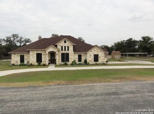 124 S Abrego Xing, Floresville, TX 78114