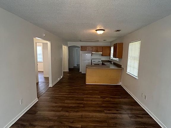 3rd image of 1108 Communy Ave