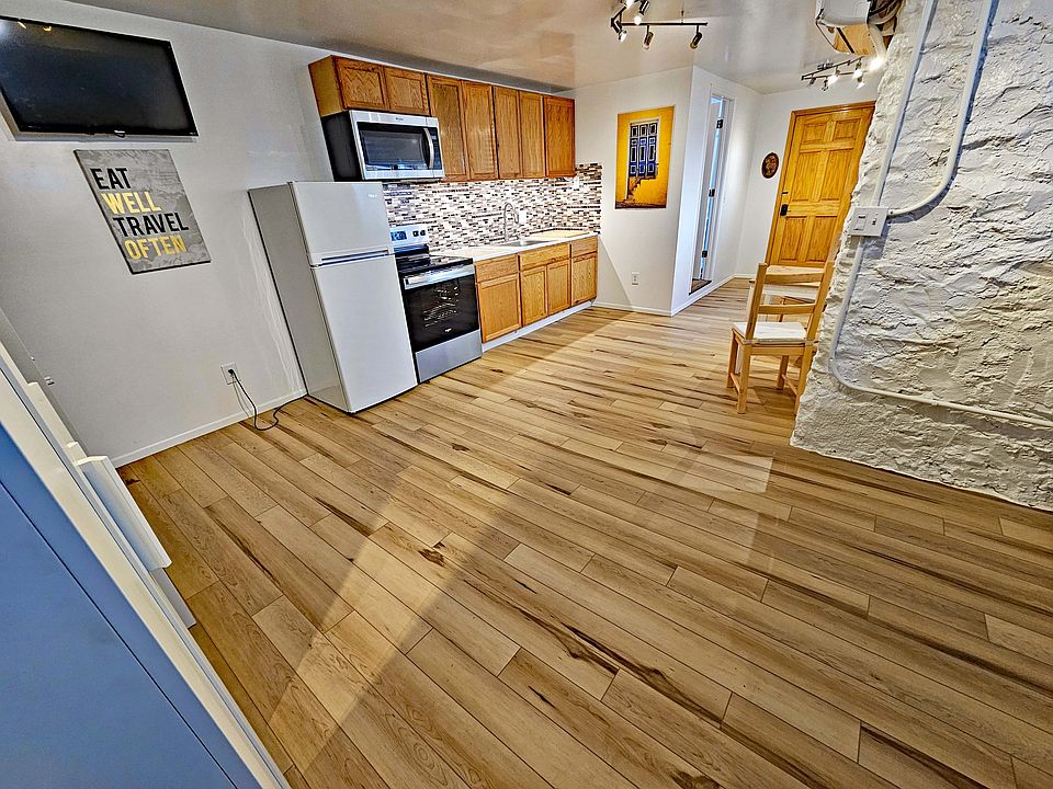 MAIL LIVING AREA FACING KITCHEN