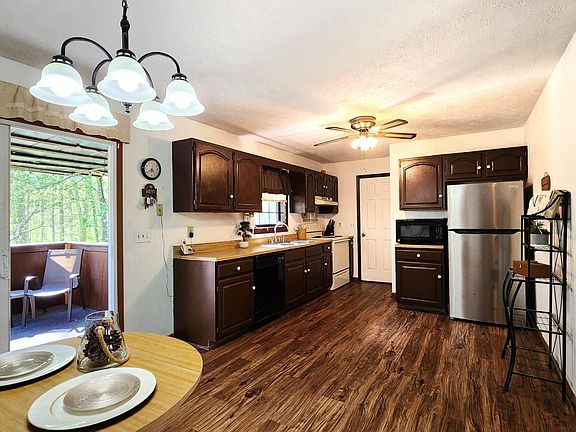 5th image of 2444 Amanda Ln
