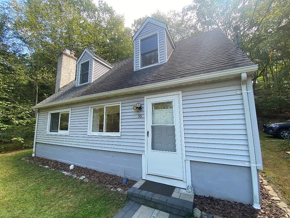Modern Cape Cod, with scenic river across the street and woods! Watch the wildlife from your Kitchen!