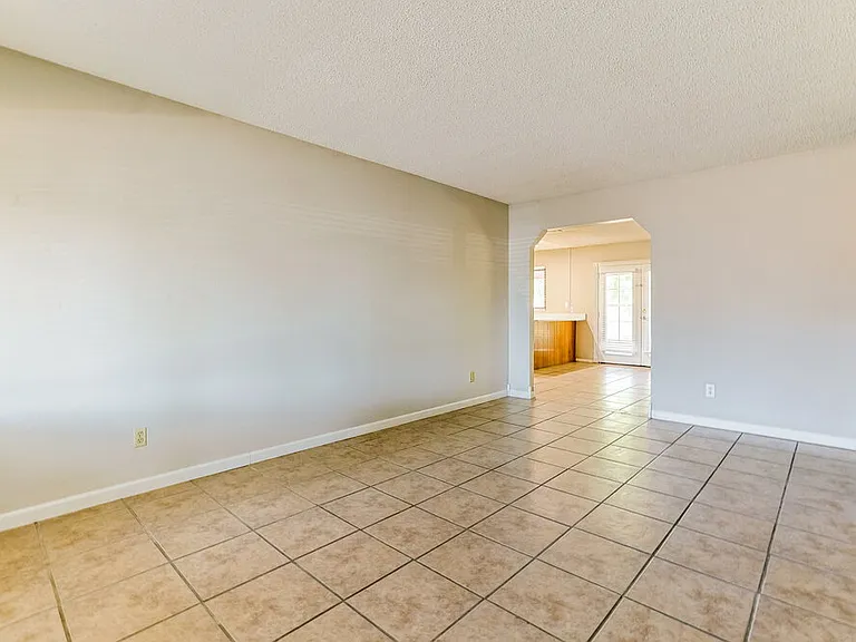 562 W Highland St — Photo 9