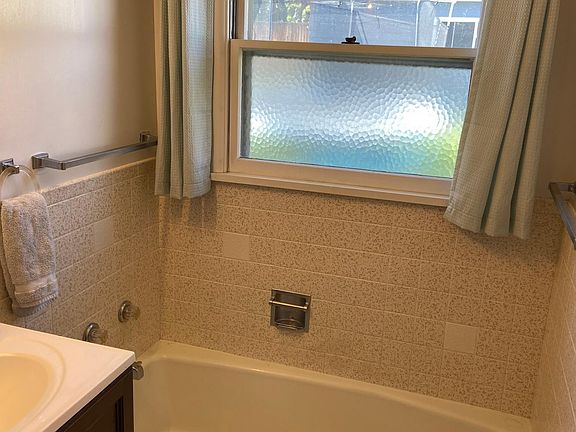 Bathroom & tub