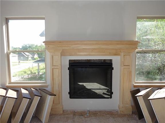BEAUTIFUL FIREPLACE/ELECTRIC