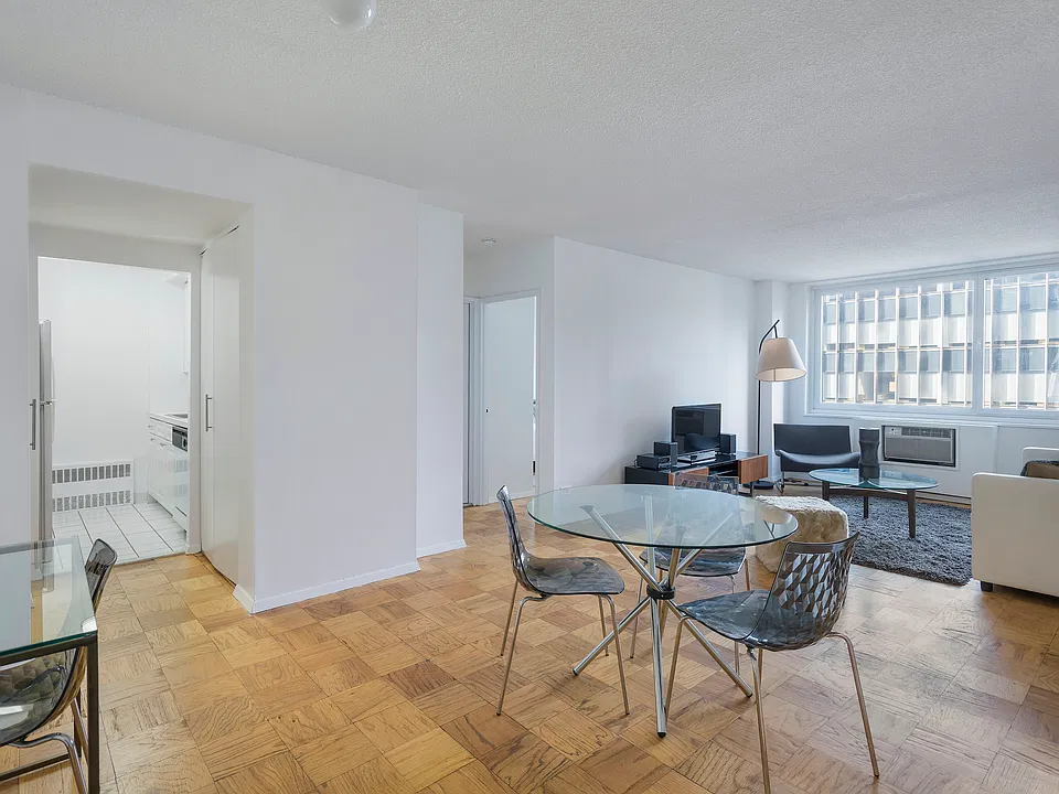 230 W 55th St #10G