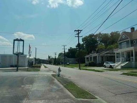 Exterior Neighborhood (street photo)