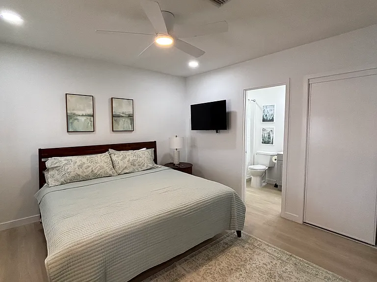 King bed with direct access to the ensuite bathroom and closet _ everything within a few steps.