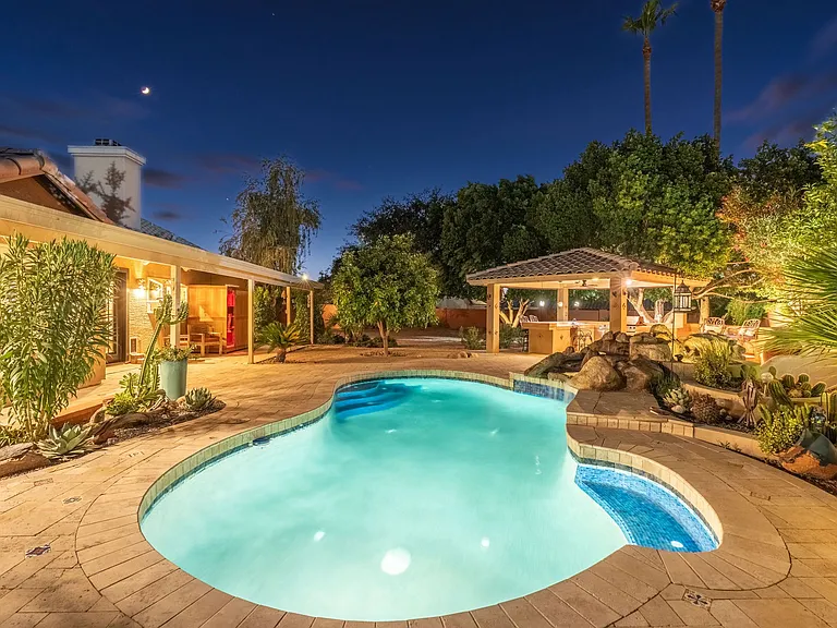 372 W Amoroso Dr — Photo 106
