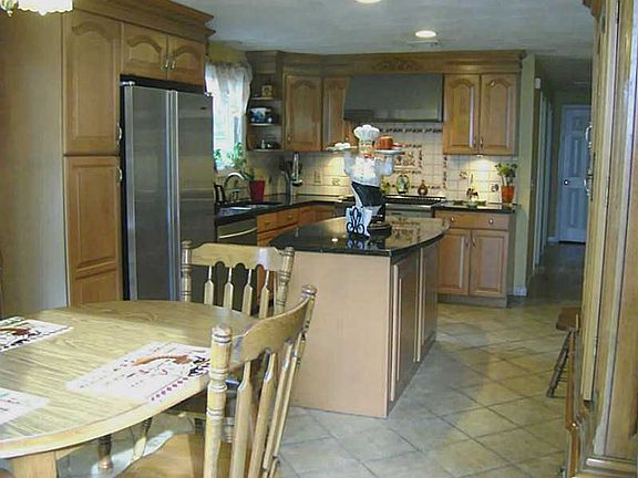 5th image of 15 Warren Ave