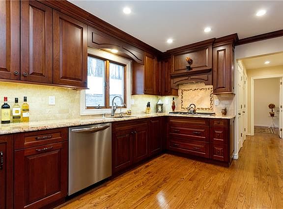 3rd image of 8 Chestnut Park Ct
