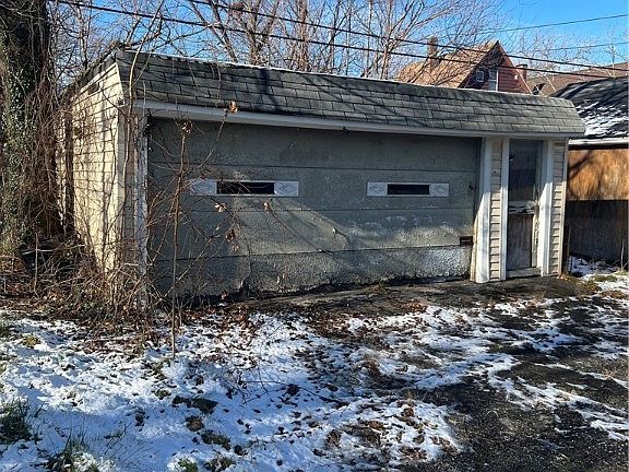 5th image of 1140 E 113th St