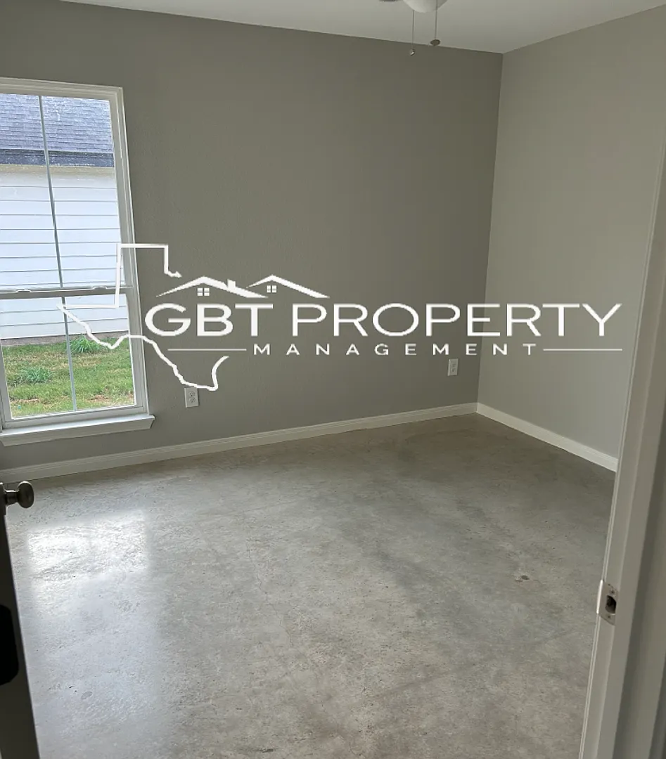 3 Bedroom 2 Bathroom Home! — Photo 3