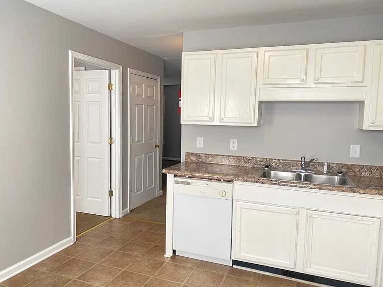 944 Kingsbury Dr — Photo 9
