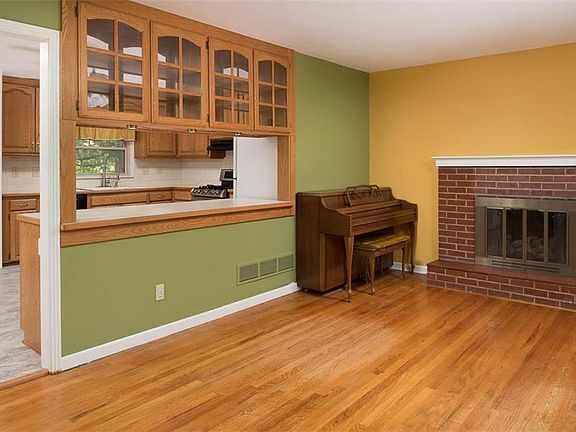 4th image of 4829 S Sterling Ave