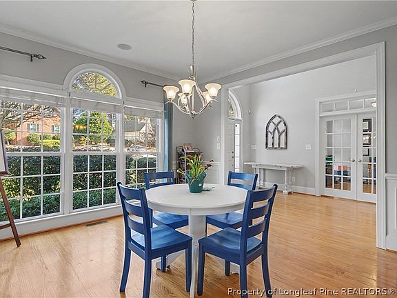 4th image of 129 Barons Run W