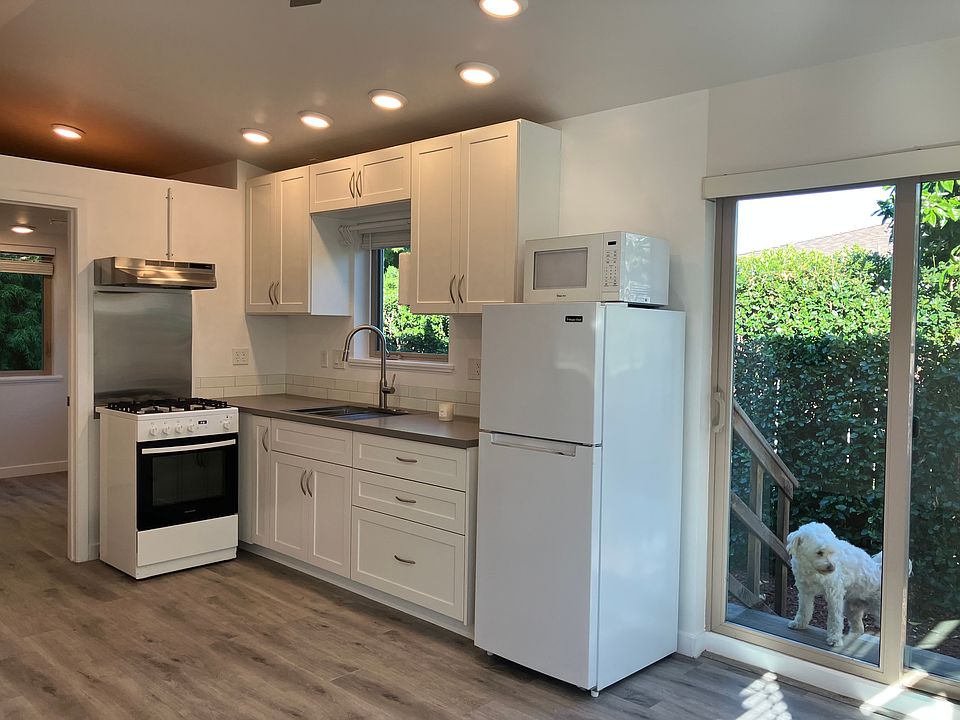 full kitchen in main room