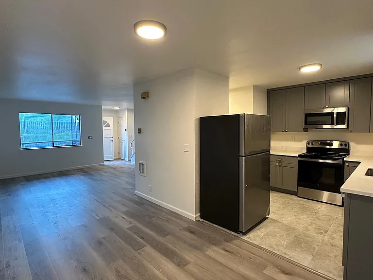 570 Dean St — Photo 1