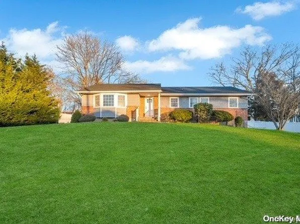 5 Neil Drive, Lake Grove, NY 11755