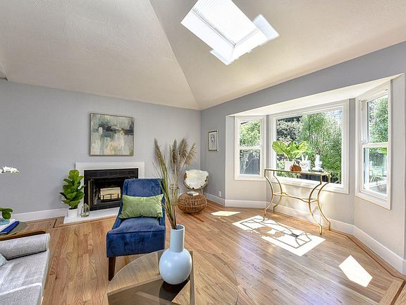 4th image of 221 Naomi Ave