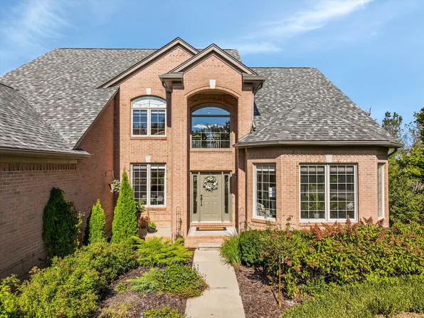 554 Overlook Dr, Oxford, MI 48371