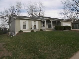17 Roxbury Dr NW, Cedar Rapids, IA 52405