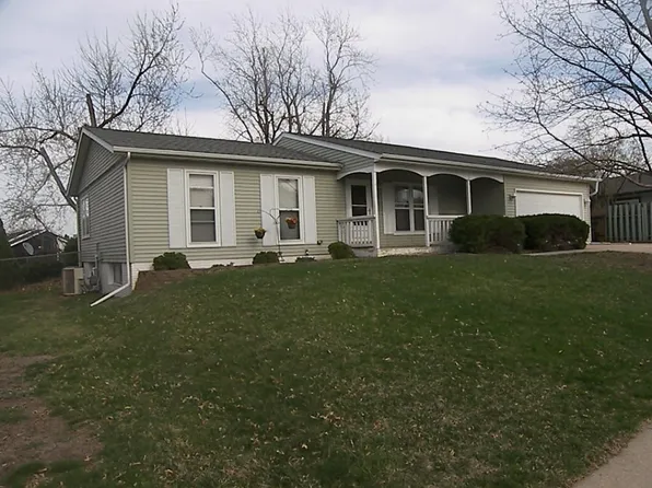 17 Roxbury Dr NW, Cedar Rapids, IA 52405