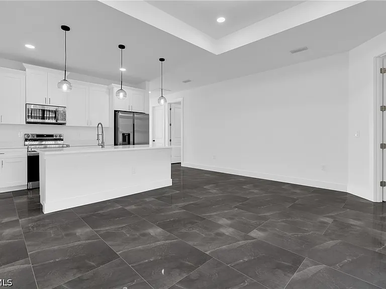 111 Harry Ave S #109 — Photo 16