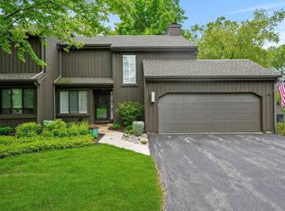 488 Woodview Rd, Lake Barrington, IL 60010