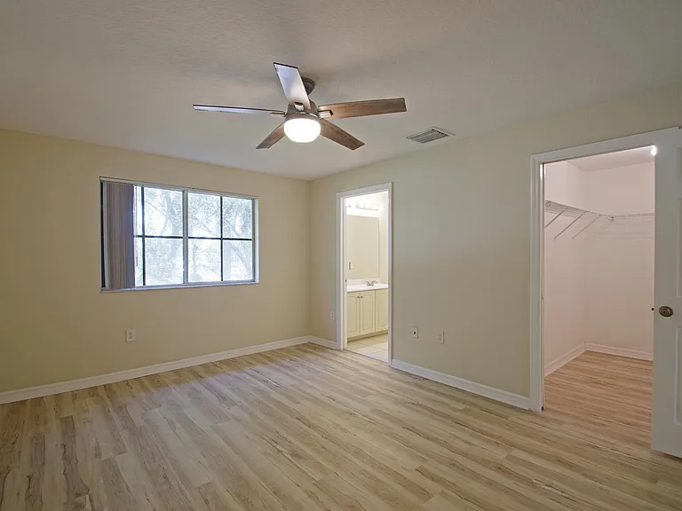 1904 SW 60th Ave #1 — Photo 2