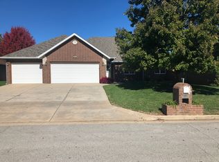 1805 W Village Ln, Springfield, MO 65807