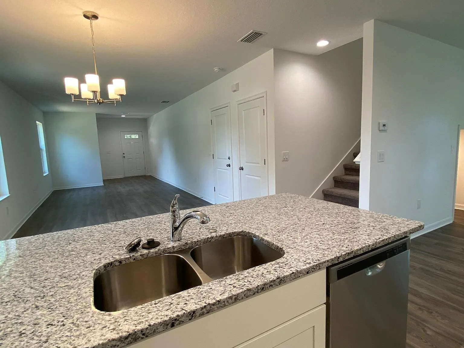 3 bed, 1698 sqft, $2,400 — Photo 4
