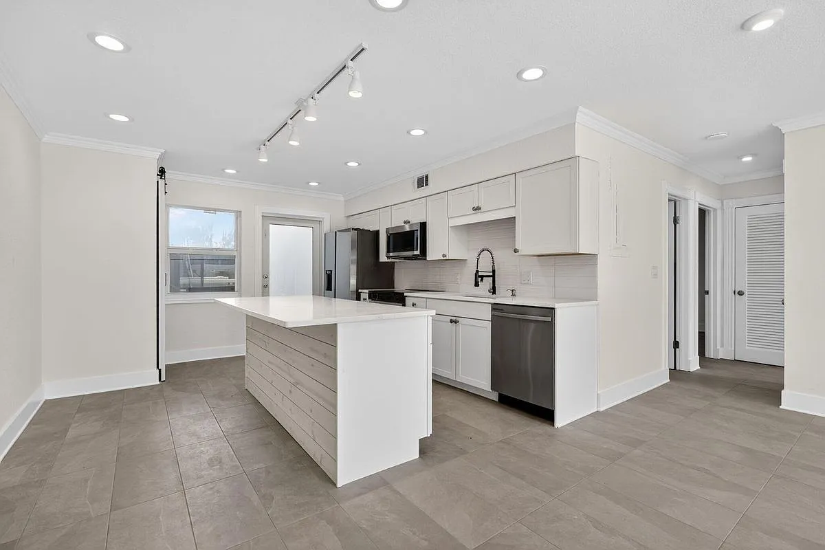 3 bed, 3.0 bath, 1316 sqft, $5,475 — Photo 3