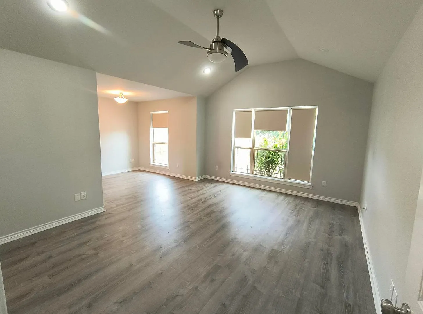 Elegant 3 Bedroom, 2 Bath Home 4 Minutes From Goodfellow Afb Available Now! — Photo 4