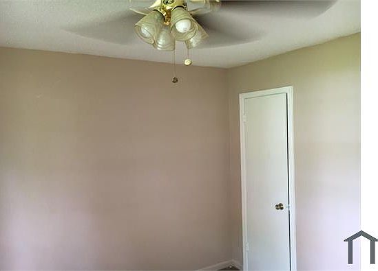 2nd image of 400 Willow Ln