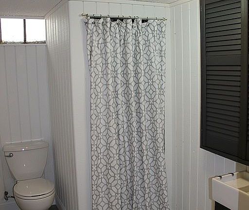 Lower 1/2 bath-no shower