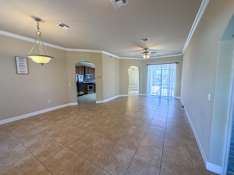 2110 SW 38th Ter — Photo 9