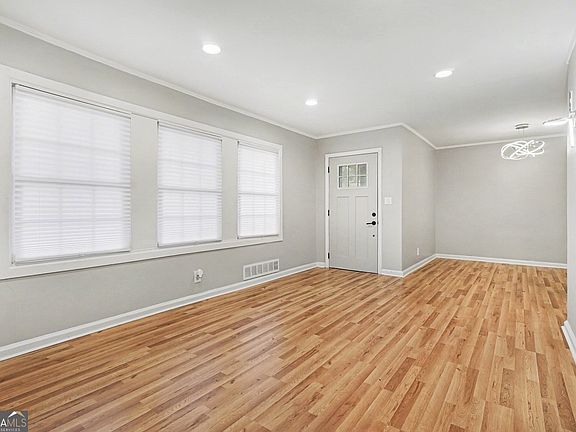 3rd image of 2912 Belvedere Ln