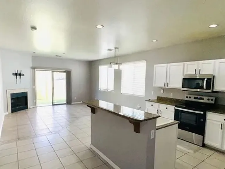 1070 S 16th Pl — Photo 3