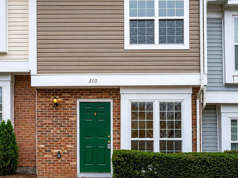 310 Lancaster Sq #310 — Photo 1