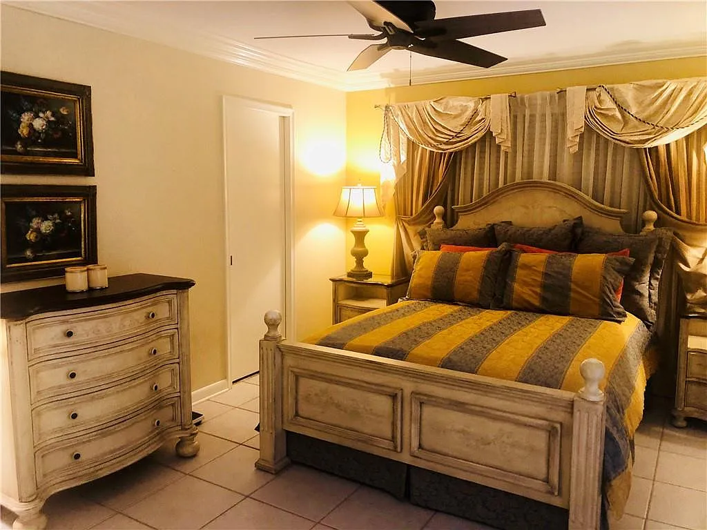 1 bed, 1.5 bath, 700 sqft, $2,500 — Photo 2